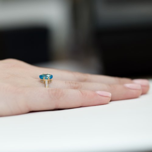 Pierścionek z Topazem 2,40ct i Brylantami z białego złota próby 585. W-0038BT